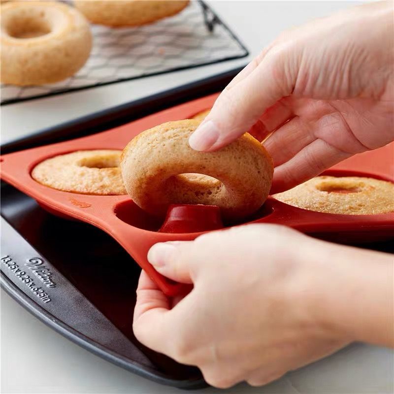 シリコーンドーナツメーカー 3D DIY ベーキングペストリ - Donut Mold Silicone のレビューと価格